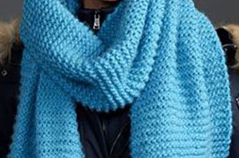Вязаный шарф спицами для женщин модные модели
